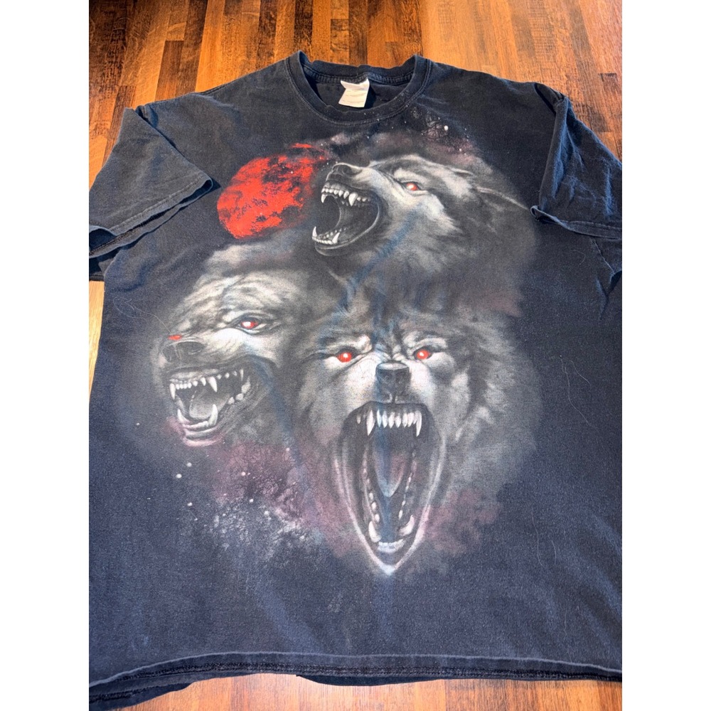 Gildan Heavy Cotton Three Wolf Moon Red Eyes Graphic T-Shirt Black XL